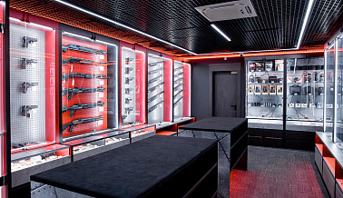 Закрытый оружейный шоурум со стеклянными выставочными витринами